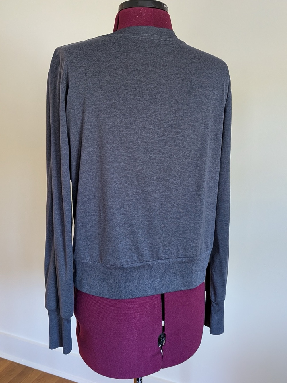 Vuori Women's Long-Sleeve Crew in Charcoal Gray - Picture 4 of 4